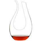 Wein-Dekanter als dekoratives Element in einer stilvollen Hausbar