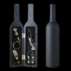 Wein-Geschenkset dekorativ in Küche oder Hausbar platziert