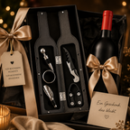 Geöffnetes Wein-Geschenkset im Flaschendesign mit fünf Accessoires