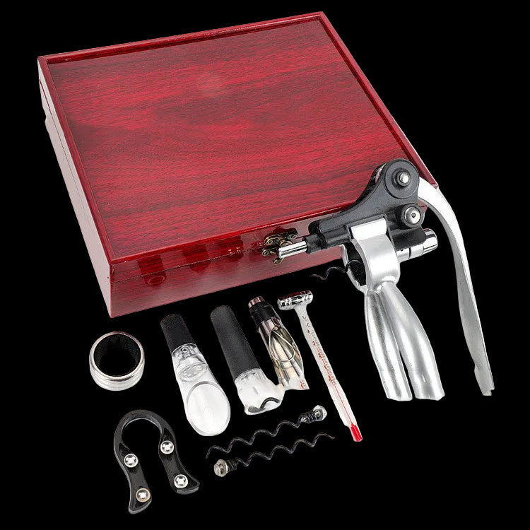 Detailansicht der roten Holzkiste mit geordneten Weinaccessoires
